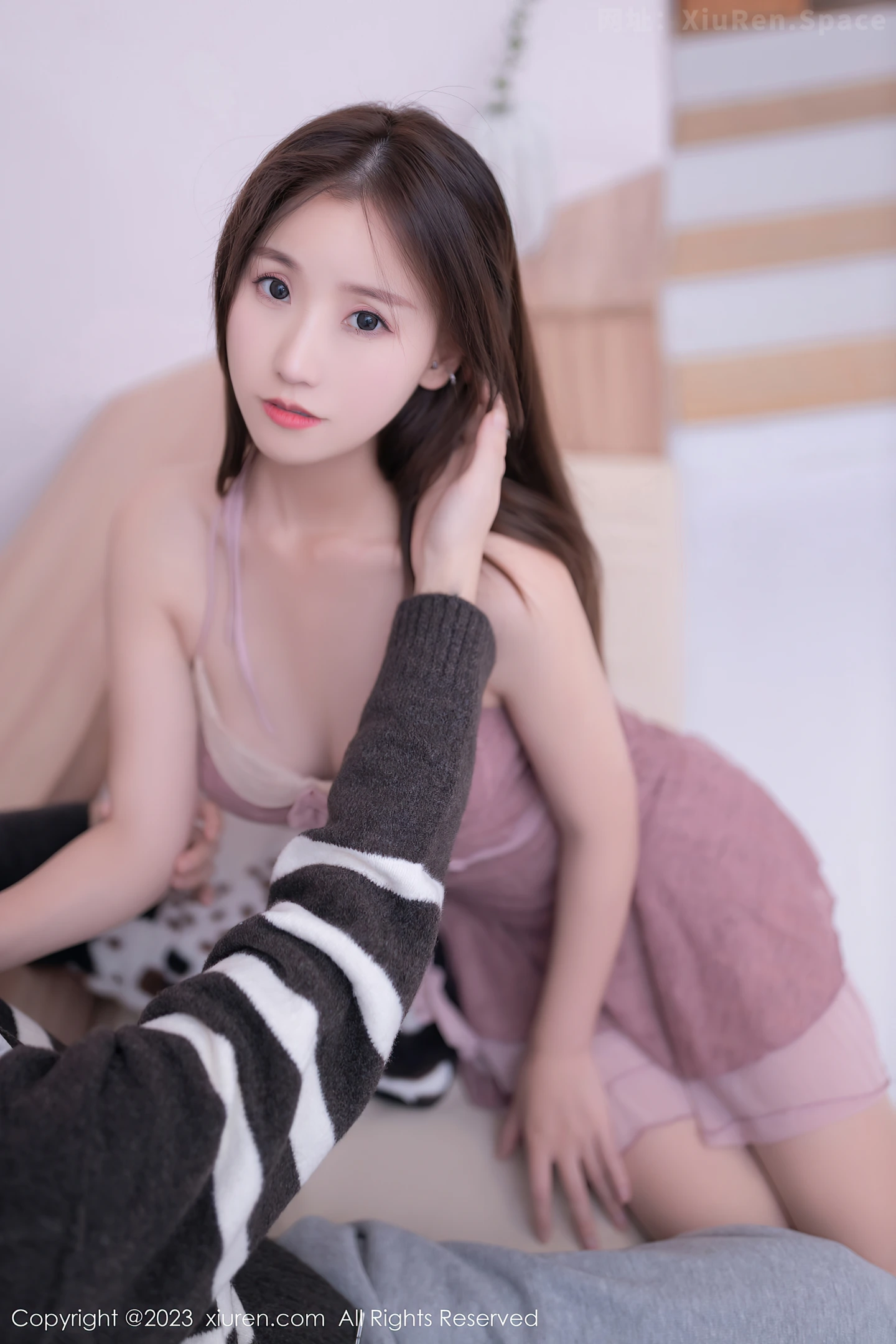 图片[5]-[XiuRen秀人网]VOL.7838 模特杏子Yada性感粉灰睡裙配原色丝袜秀曼妙身姿迷人诱惑写真78P-秀人网官方网站